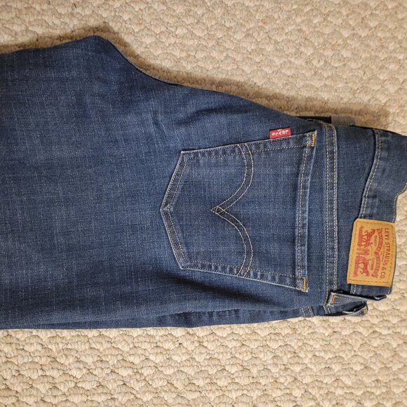 Women's Levi Capris - Picture 6 of 7